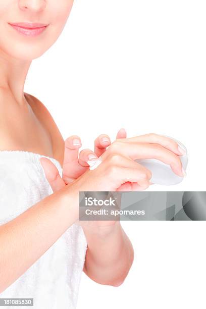Foto de Jovem Linda Mulher Appliying Creme Hidratante Nas Mãos e mais fotos de stock de 20 Anos