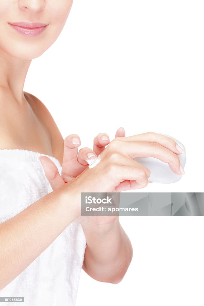 Молодая Симпатичная женщина, appliying Увлажняющий крем на руки - Стоковые фото 20-29 лет роялти-фри