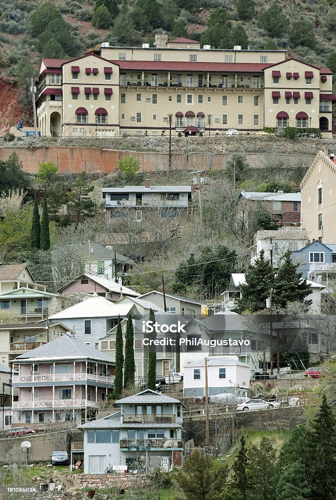 Hôtel, au-dessus de ville minière de Jérôme Arizona - Photo de Abrupt libre de droits