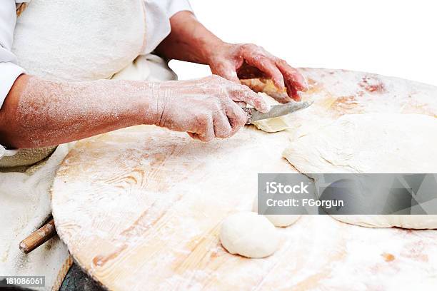 Mujer Amasado Doughpastry Foto de stock y más banco de imágenes de Adulto - Adulto, Al horno, Alimento