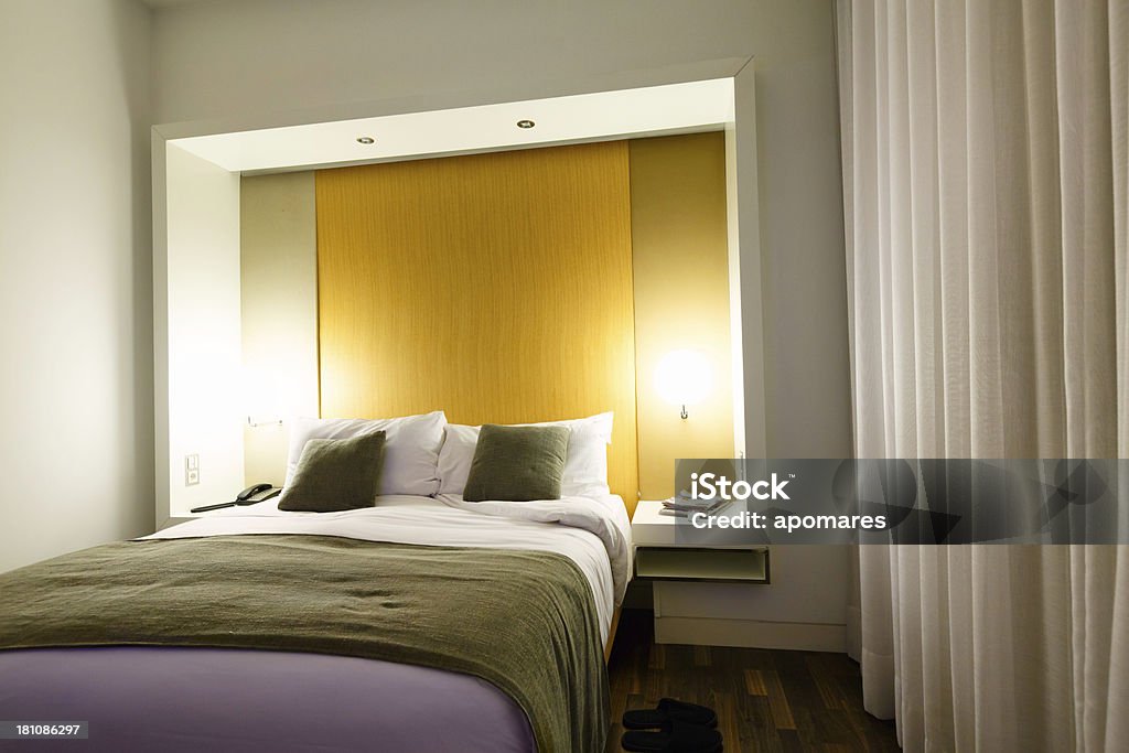 Moderna camera da letto principale in hotel di lusso - Foto stock royalty-free di Accogliente