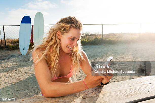 Praia Menina Loira - Fotografias de stock e mais imagens de A usar um telefone - A usar um telefone, Acampar, Adolescente