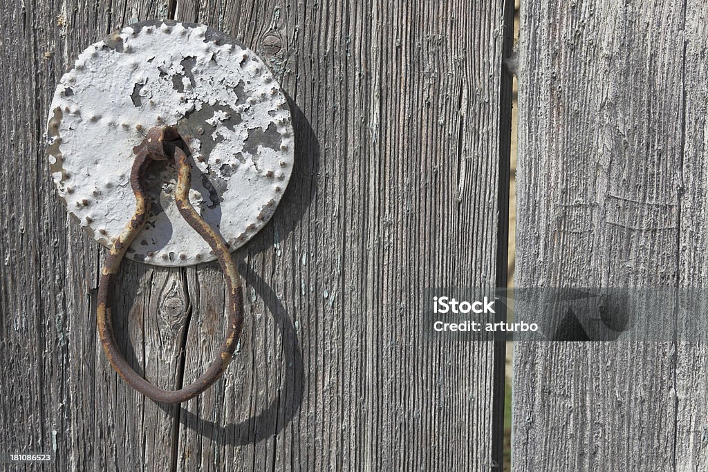 Uma antiga Aldeia doorknocker do Puxador da porta de madeira marrom Chipre - Royalty-free Acabado Foto de stock