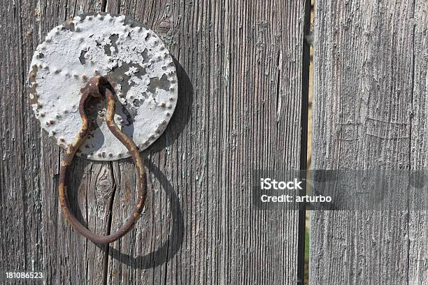 Uma Antiga Aldeia Doorknocker Do Puxador Da Porta De Madeira Marrom Chipre - Fotografias de stock e mais imagens de Acabado