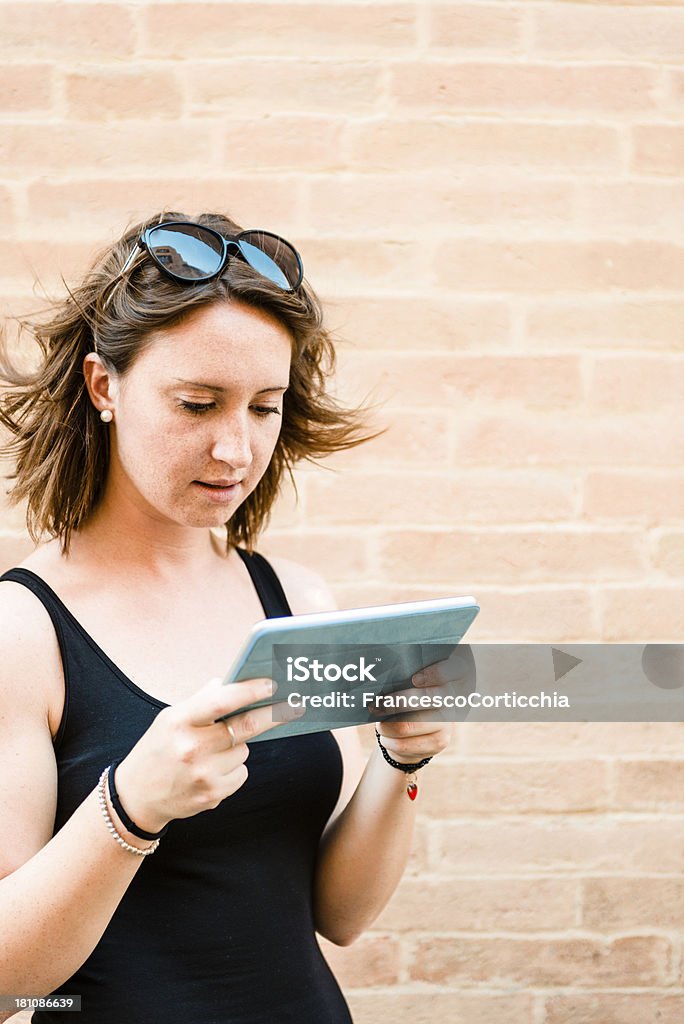 Perpleja mujer joven con tableta digital - Foto de stock de Adolescencia libre de derechos