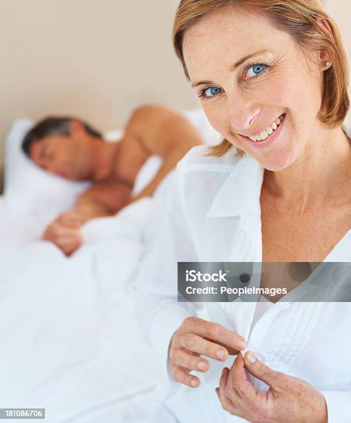 Certificandose De Que Fica Pronto A Tempo - Fotografias de stock e mais imagens de Cama - Cama, Casal, Amor