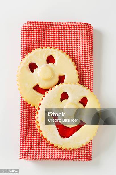 Foto de Linzer Cookies e mais fotos de stock de Biscoito - Biscoito, Quadriculado, Recheado