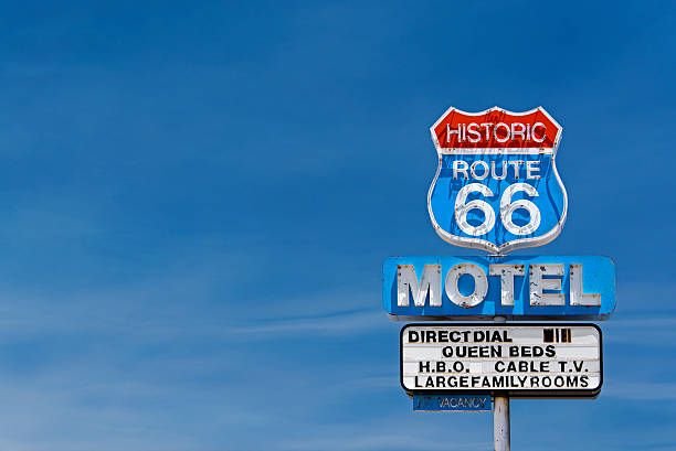 la route 66 motel - route 66 retro revival american culture sign photos et images de collection
