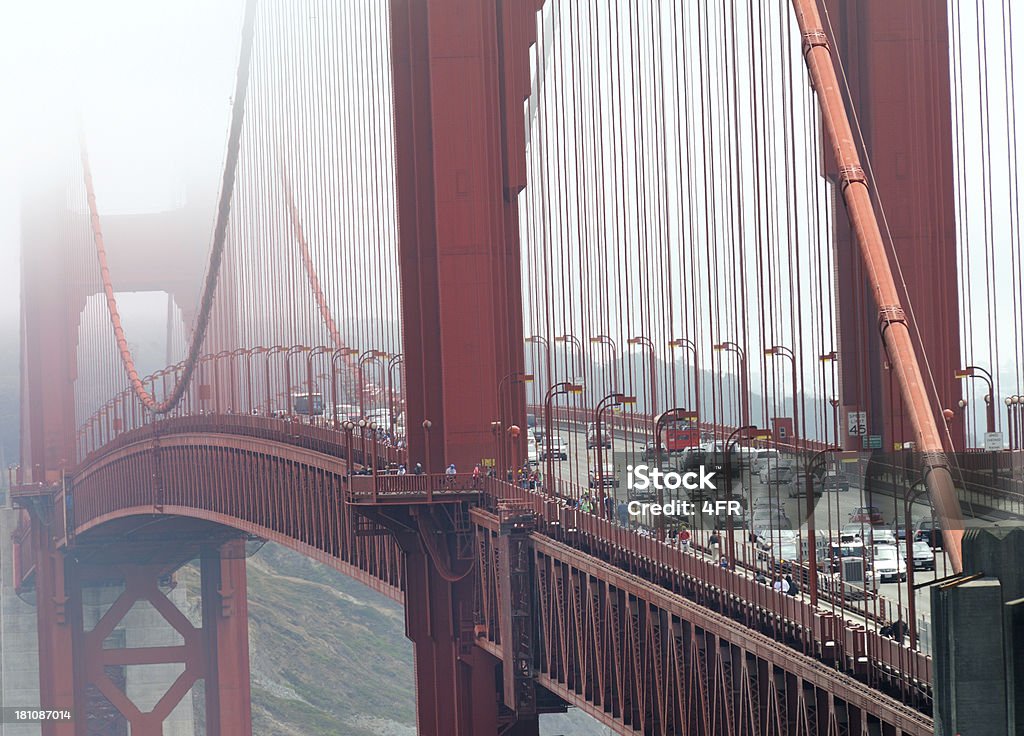 Ponte Golden Gate com nevoeiro ocultos - Foto de stock de Nevoeiro royalty-free