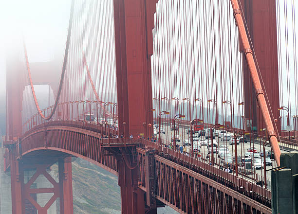 ponte golden gate com nevoeiro ocultos - golden gate bridge nature vacations fog - fotografias e filmes do acervo