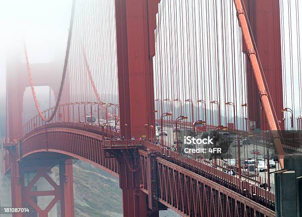 Foto de Ponte Golden Gate Com Nevoeiro Ocultos e mais fotos de stock de Nevoeiro - Nevoeiro, Califórnia, Estrada principal - Estrada