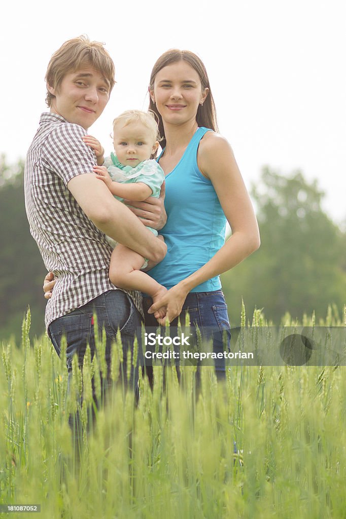 Mãe e pai com o filho no parque - Royalty-free 20-24 Anos Foto de stock