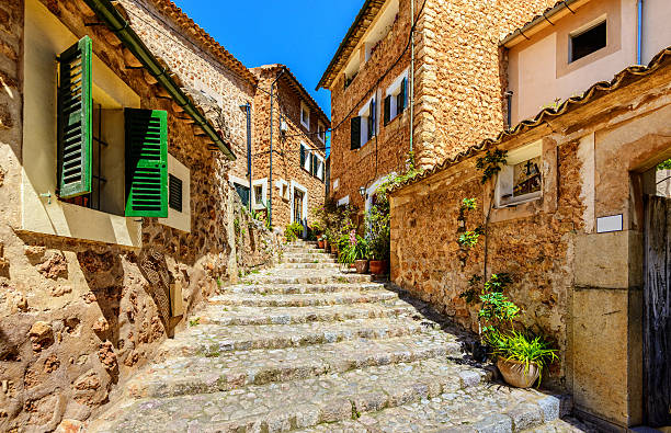 pintoresca montaña village fornalutx (mallorca) - fornalutx majorca spain village fotografías e imágenes de stock