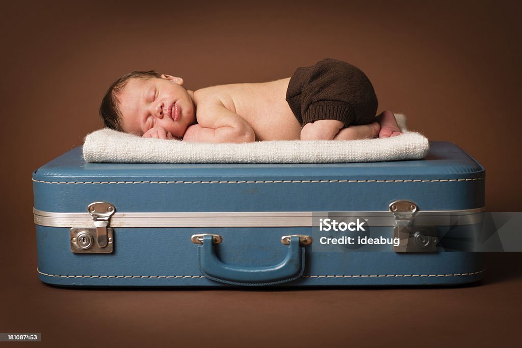 Newborn Deitado de azul Vintage, Mala - Royalty-free Bebé Foto de stock