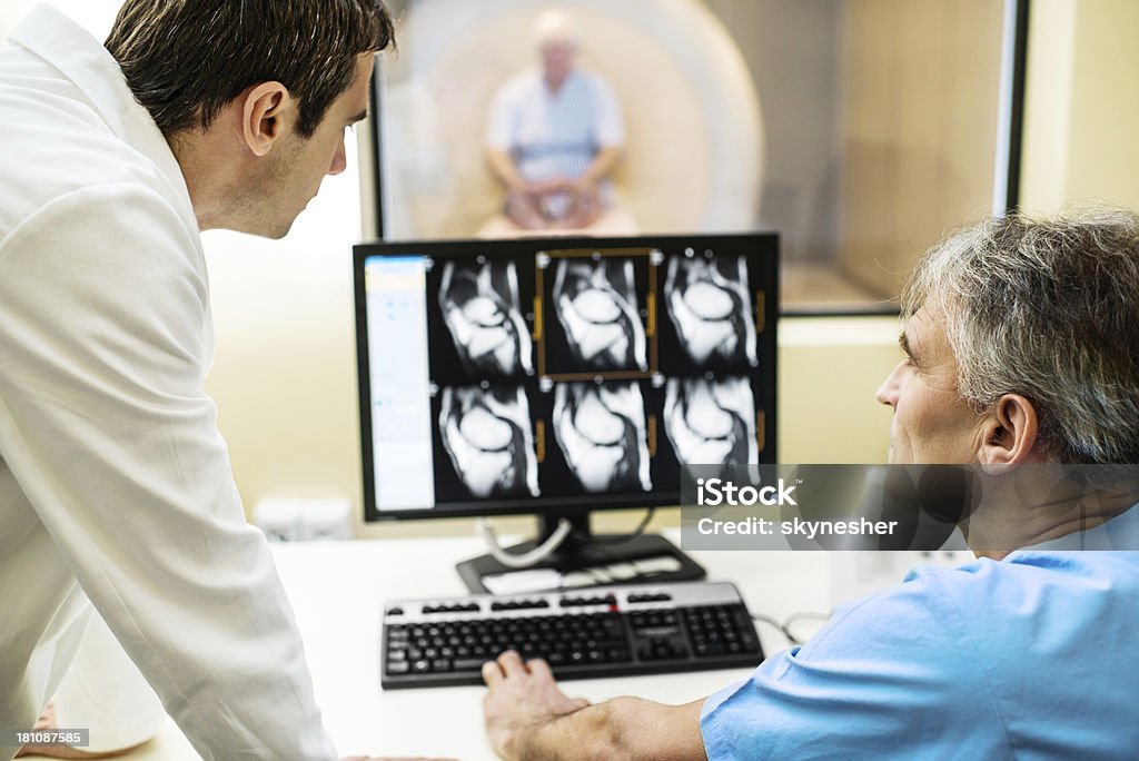 исследователю и радиол�огу. - Стоковые фото Магнитно-резонансная томография роялти-фри