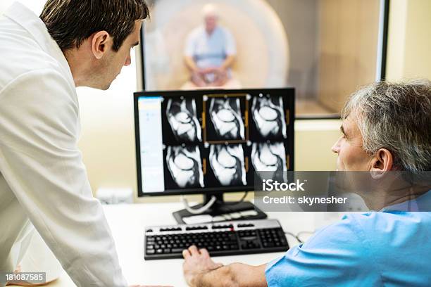 Исследователю И Радиологу — стоковые фотографии и другие картинки Магнитно-резонансная томография - Магнитно-резонансная томография, Магнитно-резонансный томограф, Врач