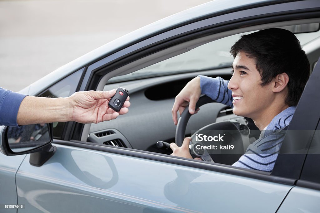 Teen driver obtener las llaves - Foto de stock de Conducir libre de derechos