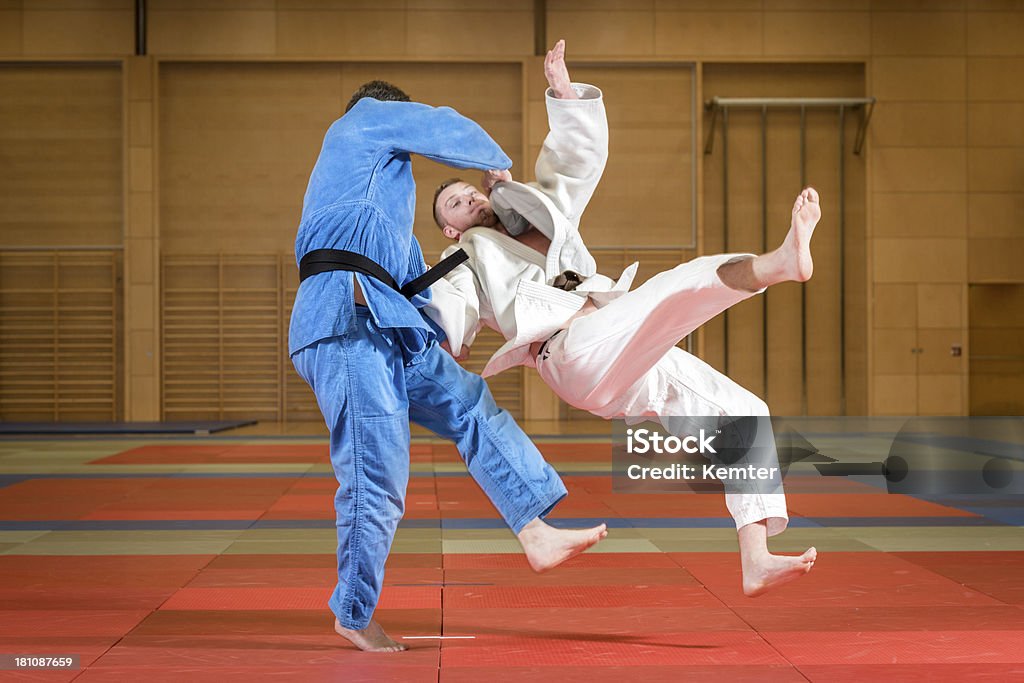 Portret dwóch mężczyzn walki judo - Zbiór zdjęć royalty-free (Czarny pas)