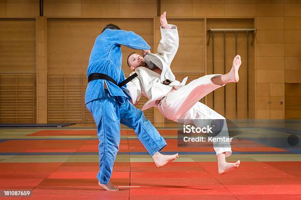 Portret Dwóch Mężczyzn Walki Judo - zdjęcia stockowe i więcej obrazów Czarny pas - Czarny pas, Dojo, Judo