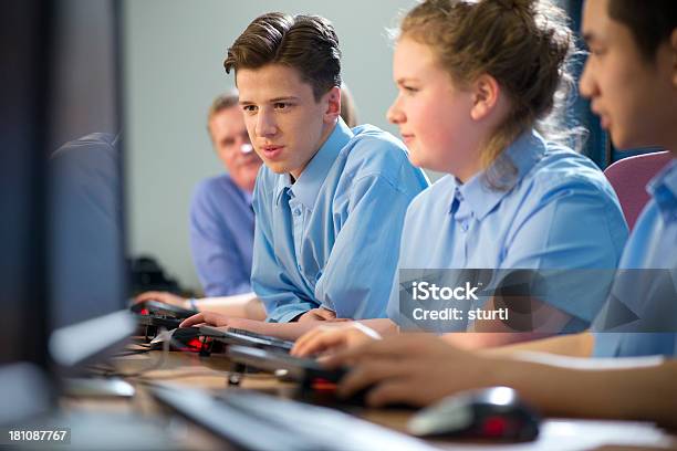 High School Alunos Trabalhando Em Computadores - Fotografias de stock e mais imagens de Reino Unido - Reino Unido, Sala de Aula, 14-15 Anos