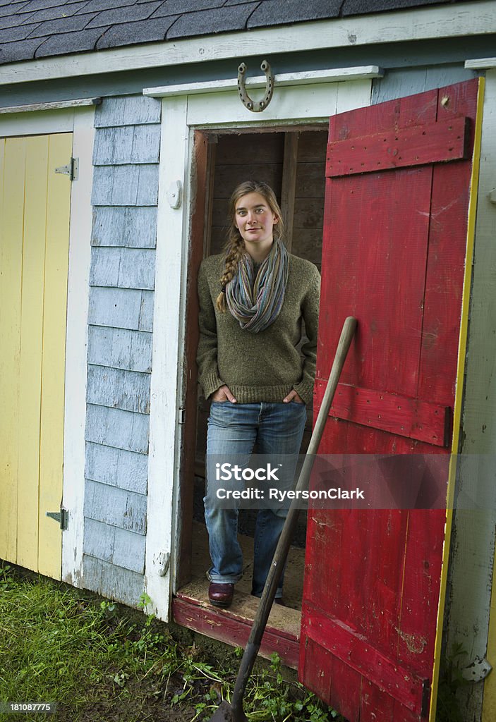 Mujer joven en una eliminar puerta al atardecer. - Foto de stock de Abierto libre de derechos