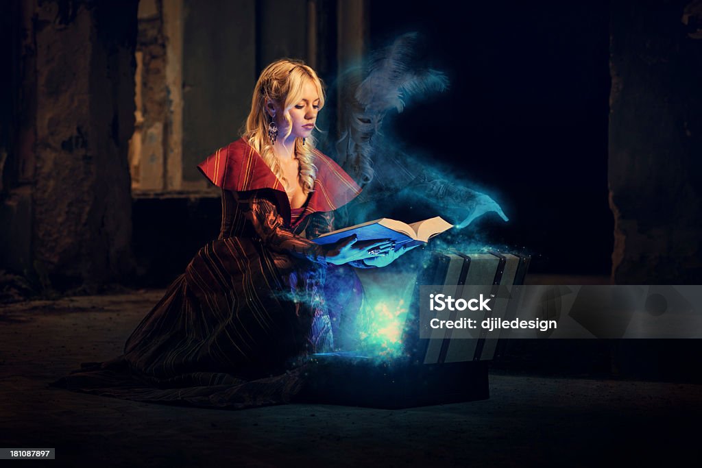 Ghost und geheimnisvolle book of magic - Lizenzfrei Hexe Stock-Foto