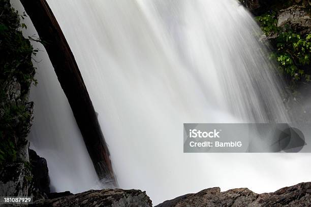 En Cascada Foto de stock y más banco de imágenes de Agua - Agua, Agua descendente, Aire libre