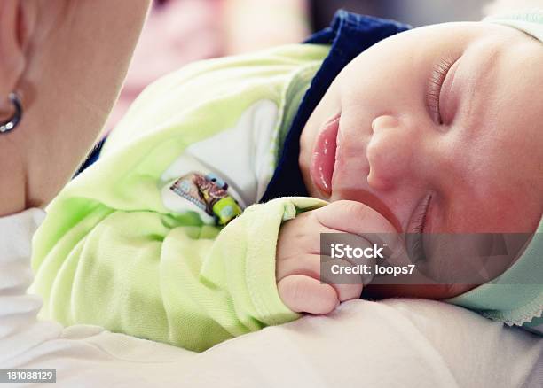 Dormire Poco Bambino Ragazzo - Fotografie stock e altre immagini di 0-1 Mese - 0-1 Mese, 0-11 Mesi, Accogliente