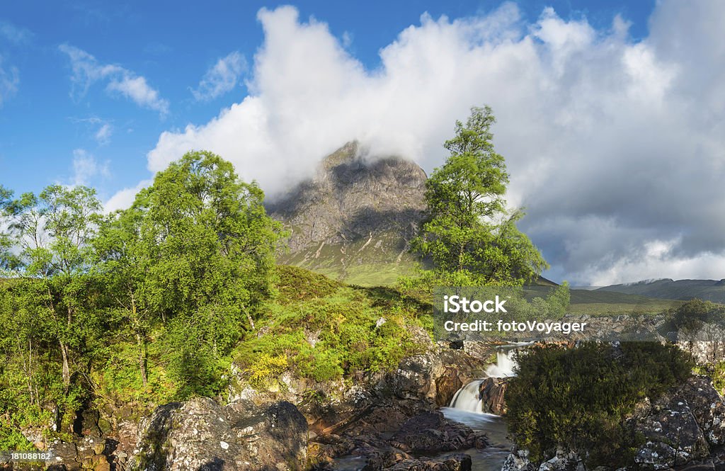 Szkocja Highlands Wodospad w Glencoe poniżej Stob Dearg - Zbiór zdjęć royalty-free (Badanie)
