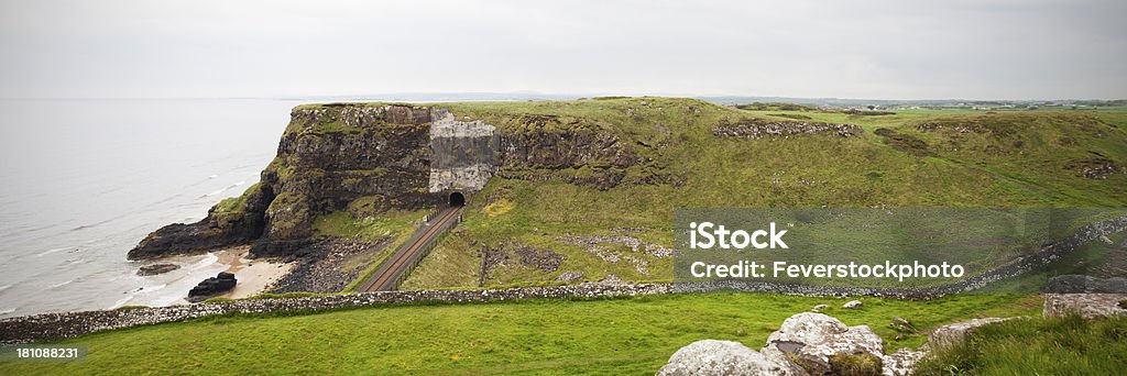 Tunel kolejowy i Przylądek w Castlerock w Irlandii Północnej - Zbiór zdjęć royalty-free (Bez ludzi)