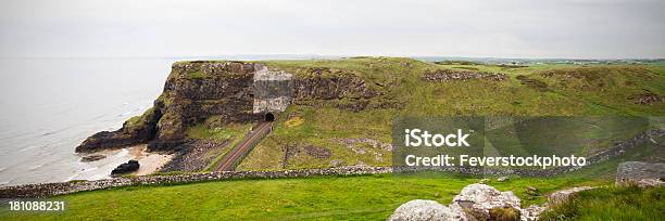 Tunel Kolejowy I Przylądek W Castlerock W Irlandii Północnej - zdjęcia stockowe i więcej obrazów Bez ludzi