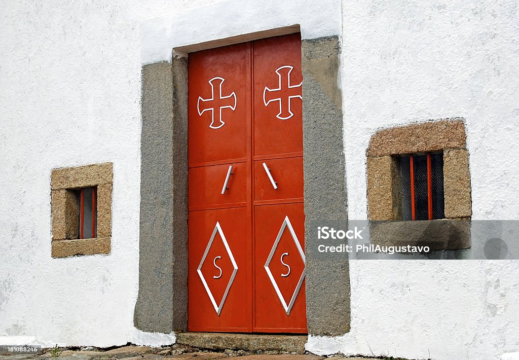 Красные двери в церковь в сельской местности Португалия - Стоковые фото Алфавит роялти-фри