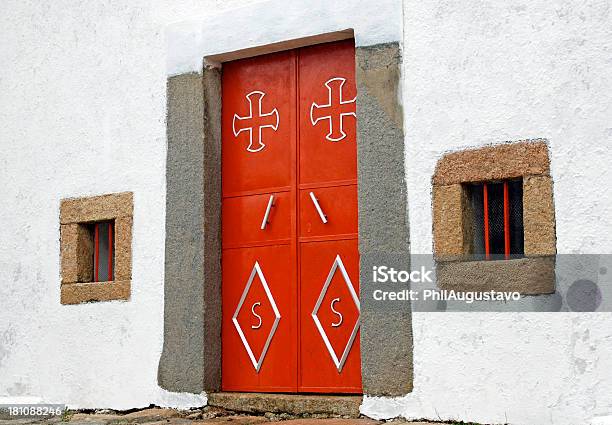 Красные Двери В Церковь В Сельской Местности Португалия — стоковые фотографии и другие картинки Алфавит