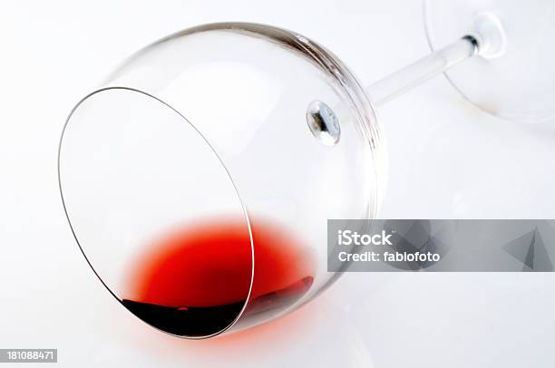 Abajo Copa De Vino Foto de stock y más banco de imágenes de Bebida alcohólica - Bebida alcohólica, Caer, Copa de Vino