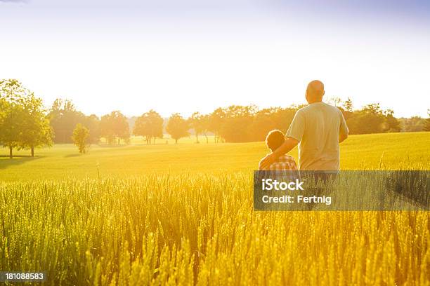 Agricoltore Con Il Figlio Al Tramonto - Fotografie stock e altre immagini di Agricoltore - Agricoltore, Campo, Figlio maschio