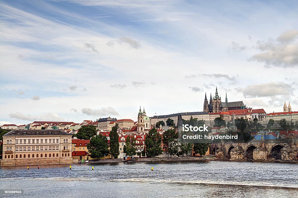 HDR image de Prague, le Pont charles river et la cathédrale - Photo de Architecture libre de droits