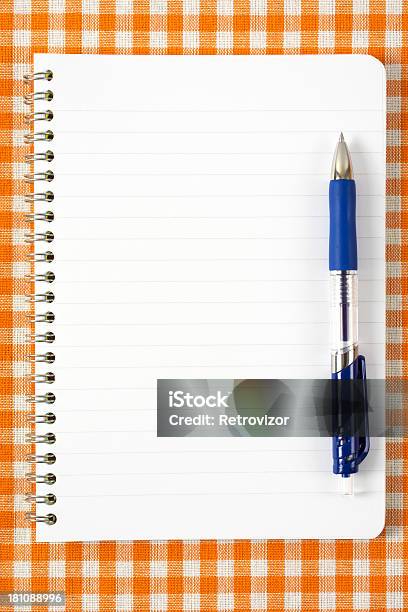 Notizbuch Und Stift Auf Orange Tableclot Stockfoto und mehr Bilder von Baumwolle - Baumwolle, Bleistift, Buch