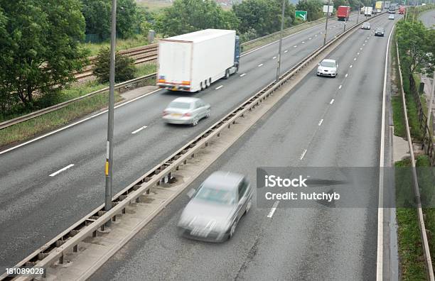 Verkehr Auf Einer Britischen Road Stockfoto und mehr Bilder von Auto - Auto, Autotransporter, Bewegungsunschärfe