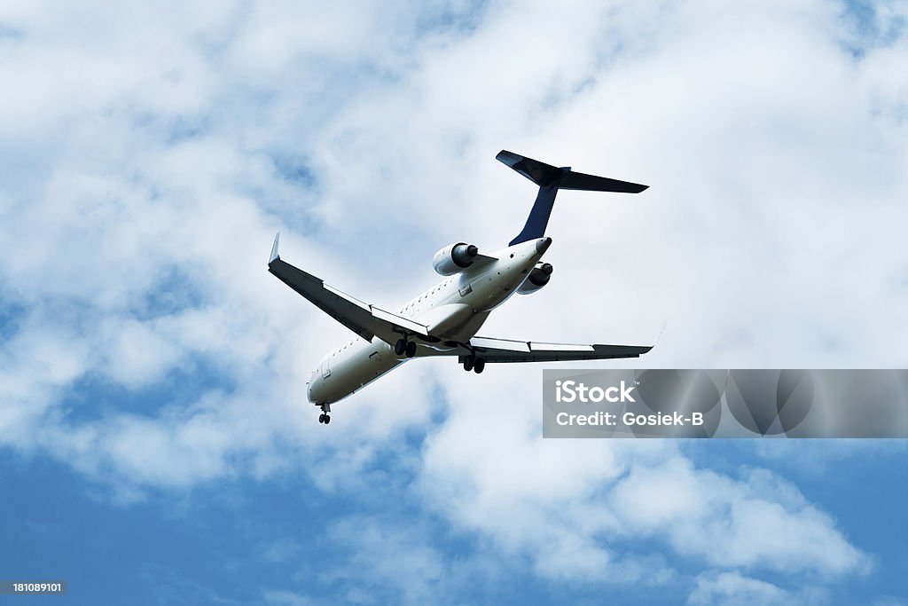 Avião pousando no céu brilhante - Foto de stock de Acima royalty-free