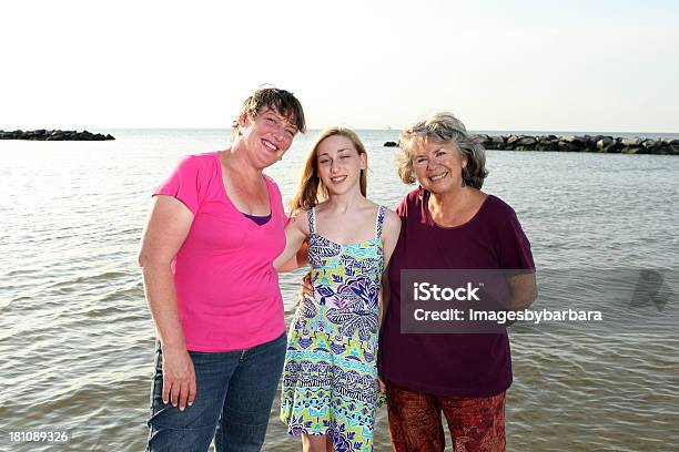 Foto de Família Na Praia e mais fotos de stock de 12-13 Anos - 12-13 Anos, 40-44 anos, 65-69 anos