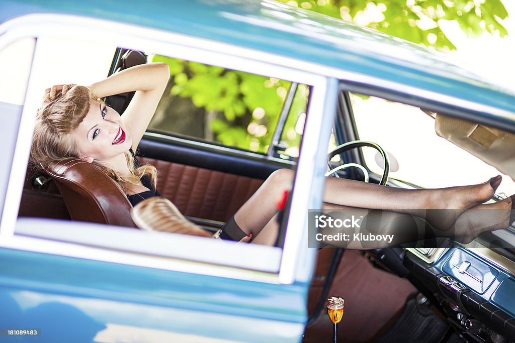 Pin-up girl z samochodu - Zbiór zdjęć royalty-free (1970-1979)