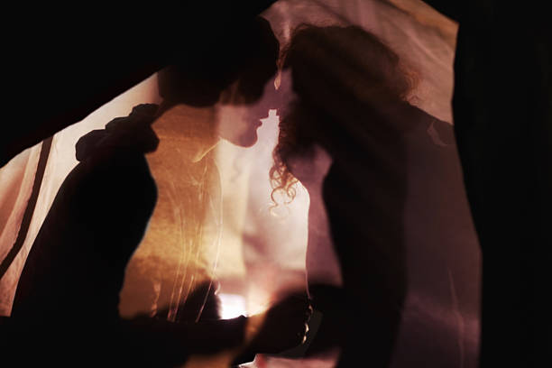 istock Silhouette of young love 181089490