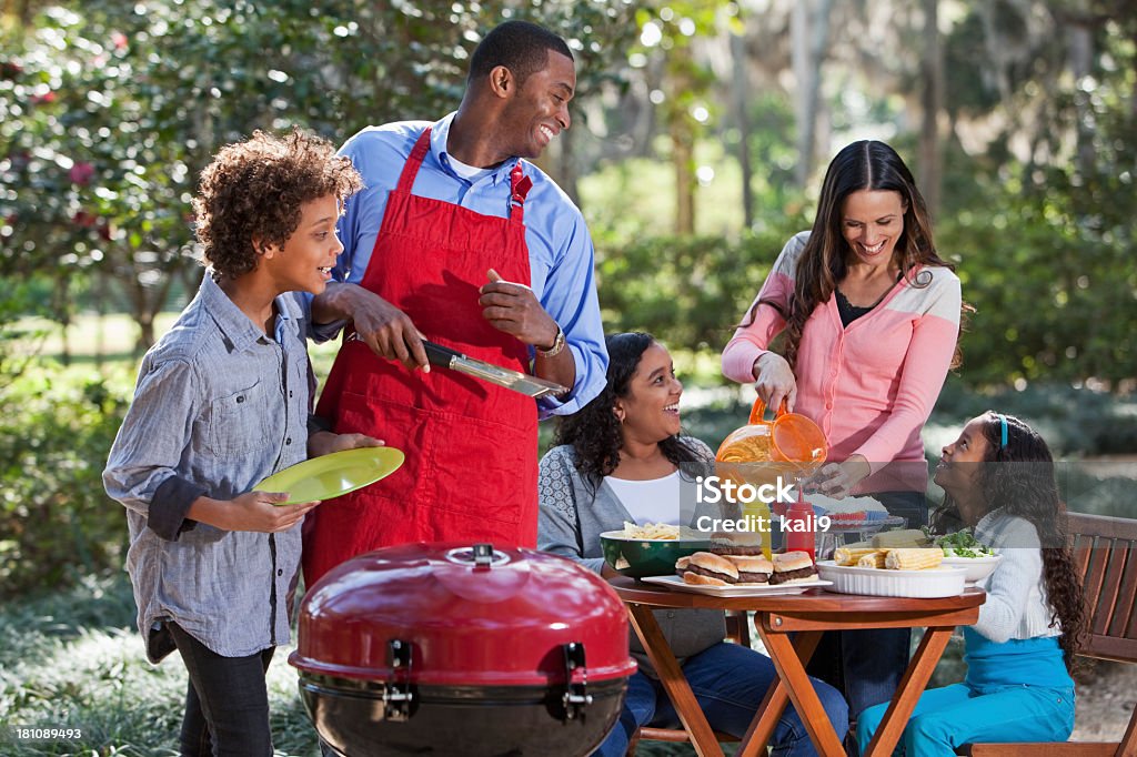 Семья cookout - Стоковые фото Семья роялти-фри