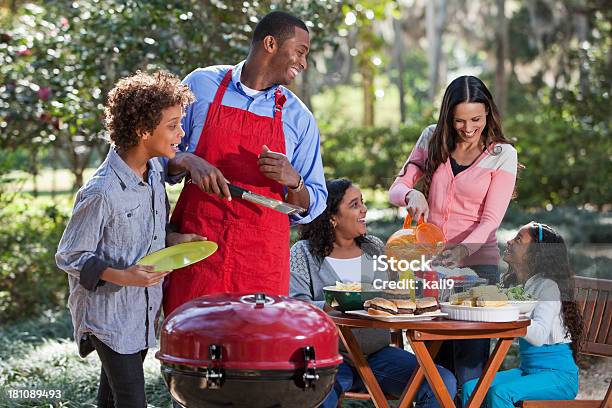 Семья Cookout — стоковые фотографии и другие картинки Семья - Семья, Барбекю, Барбекюшница