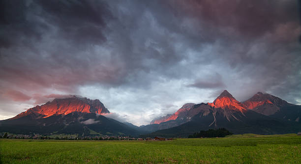 extreme afterglow panorama-tirol, europa - zugspitze mountain bavaria mountain ehrwald - fotografias e filmes do acervo