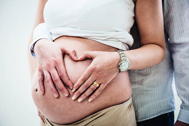 embarazo mujer hombre y su creciente de vientre - human pregnancy flash fotografías e imágenes de stock