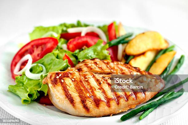 Hühnchengericht Stockfoto und mehr Bilder von Grillhühnchen - Grillhühnchen, Salat - Speisen, Hühnersalat