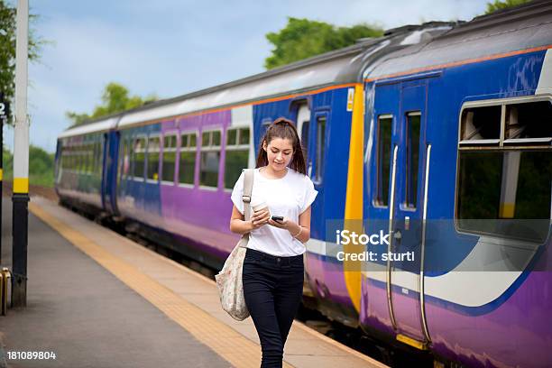 Junge Weibliche Zug Benutzer Stockfoto und mehr Bilder von Teenager-Alter - Teenager-Alter, Abwarten, Bahnsteig