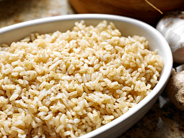 riso integrale - brown rice cooked rice steamed foto e immagini stock