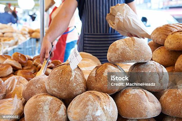 男性の上でパンをお出しする屋外のマーケット屋台 - 1人のストックフォトや画像を多数ご用意 - 1人, 20代, エプロン